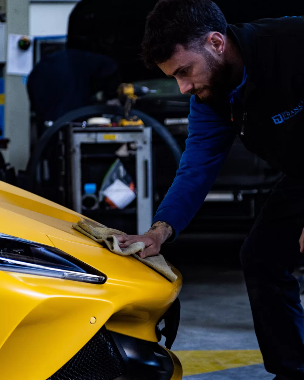 lucidatura di carrozzeria rifinitura a mano presso Fratelli Franci Car Service di Napoli